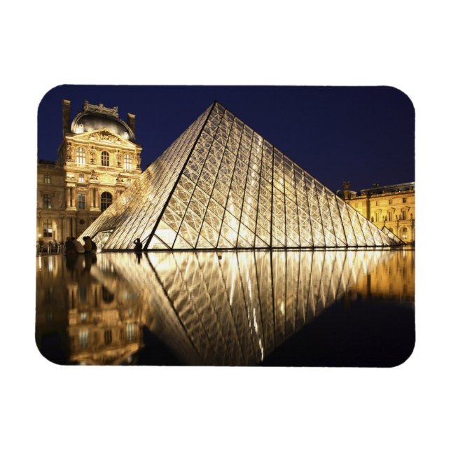 Ímã A vista noturna da Pirâmide de vidro do Museu do (Horizontal)