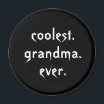 Imã A Vovó Mais Legal Do Mundo<br><div class="desc">Este ímã apresenta um design de texto preto e branco: a vovó mais legal de todos os tempos - perfeita para a vovó mais legal que conheces! Para alterar a cor de fundo,  clique em personalizar à direita.</div>