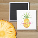 Imã Abacaxi tropical personalizado<br><div class="desc">Este ímã giro e giro é decorado com um abacaxi amarelo de aquarela e um nome em rosa. Você pode personalizá-lo mudando o nome ou fazer-o como um monograma. Original Watercolor © Michele Davies.</div>