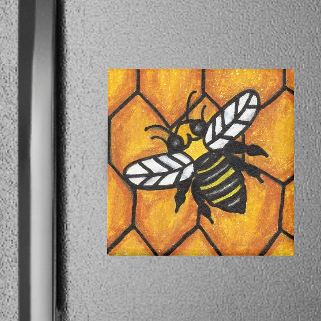 Imã Abelha Buzzing no Magnete Honeycomb (Black and yellow bumble bee on golden honeycomb on square magnet.)