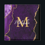 Imã Agato de mármore roxo e Dourado<br><div class="desc">Este ímã apresenta um fundo de mármore elegante e glamouroso com detalhes geométricos de gemstone e sotaques dourados falsos. O monograma combina o guião manuscrito e as fontes sans serif modernas para um aspecto elegante e sofisticado. Isso fará o presente ideal, pois ele pode ser personalizado com um nome e...</div>