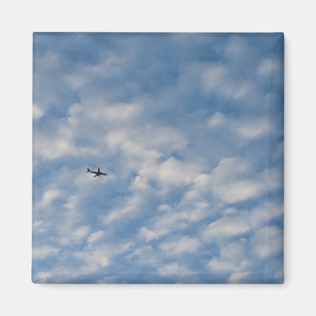 Imã Airplane Crossing a Cloud-Filled Blue Sky (Frente)