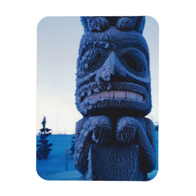Ímã Alaskan Totem Pole Winter Night Photo (Foto da noi (Vertical)