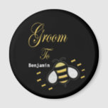 Imã Alcance Para Ser Uma Personalização De Casamento D<br><div class="desc">O "Groom To Be Bachelor Party Personalize Magnet" tem uma abelha divertida. Excelente e diversão para que o Groom Be use todos os dias e como presente no Bachelor Party. Personalize com o Groom para ser o nome.</div>