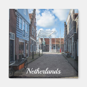 Imã Aldeia holandesa com pinheiro tradicional de ponte