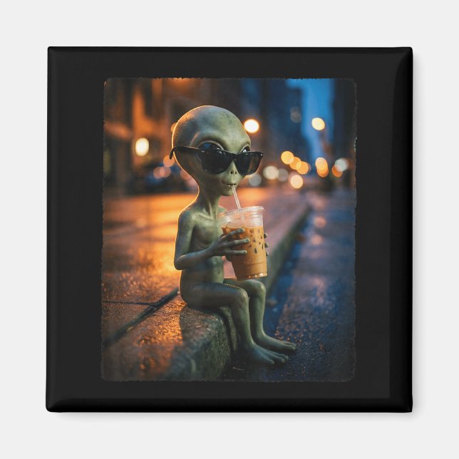 Imã Alienígena engraçado vestindo óculos de sol bebend (Frente)