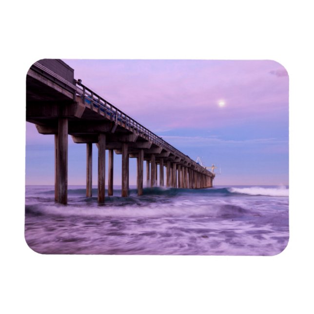 Ímã Amanhecer roxo sobre o píer, Califórnia (Horizontal)