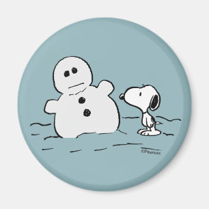 Imã Amendoins Snoopy constrói um boneco de neve
