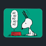 Ímã Amendoins | Snoopy Ho Ho Comida Dish<br><div class="desc">Snoopy é um belo beagle da banda desenhada de amendoins de Charles Schulz. Durante o Natal,  ele costuma vestir-se como Papai Noel,  trazendo alegria e riso a todos.</div>