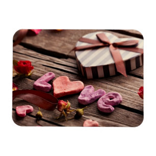 Ímã Amor da palavra com o presente dado forma coraçã