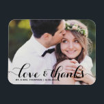 Ímã Amor e Obrigados | Casamento com Fotografia em Cal<br><div class="desc">Celebre seu amor e mostre gratidão com nosso obrigado de casamento de fotos personalizável, seu imã! Essa única manutenção é perfeita para lembrar seus entes queridos de seu dia especial enquanto expressava seus obrigados sentidos de uma forma memorável. Ele apresenta uma camada moderna de fotos tipográficas. Personalize adicionando sua foto...</div>