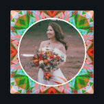 Imã Aniversário de Casamento Verde Vermelho de Natal P<br><div class="desc">Presente de Casamento de Foto do Magnet da Estrela Vermelha de Natal Vermelha Personalizada. Personalize isso adicionando sua própria foto. Um padrão geométrico verde brilhante, vermelho vivo e vibrante, que estoura ao redor da foto da noiva, do noivo ou do casal feliz. Um presente personalizado de decoração de dopamina feliz...</div>