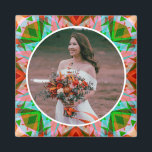 Imã Aniversário de Casamento Verde Vermelho de Natal P<br><div class="desc">Presente de Casamento de Foto do Magnet da Estrela Vermelha de Natal Vermelha Personalizada. Personalize isso adicionando sua própria foto. Um padrão geométrico verde brilhante, vermelho vivo e vibrante, que estoura ao redor da foto da noiva, do noivo ou do casal feliz. Um presente personalizado de decoração de dopamina feliz...</div>