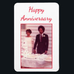 Ímã Aniversário de Foto vermelho e branco<br><div class="desc">Muito bem feito,  este imã fotográfico de aniversário de casamento é o presente perfeito para o seu cônjuge. Use as modelos fáceis de preencher para design. Adicione texto,  imagens,  etc ao design. Peça o seu hoje! Foto de Ações: Álbum Familiar</div>