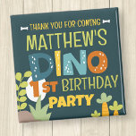 Imã Aniversário do Modern Cute Dino Dinosaur Kid Obrig<br><div class="desc">Composto por tipografia manuscrita em sans serif divertida; dinossauros T-REX bonitos no fundo Este é projetado por Fornecimentos de Partido Selecionado,  exclusivo para Zazzle. Disponível aqui: http://www.zazzle.com/store/selectpartysupplies</div>
