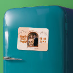 Ímã Anos setenta Retro Arranque Fotografia Para Salvar<br><div class="desc">Apresentando nosso Boho Fotográfico Arranjado com Anos setenta Retroativos Salve a Data! Esta papelaria única e moderna é perfeita para qualquer casamento antigo ou retrotemático dos anos 70. O esquema de cor laranja queimada e terracota dá uma nod à estética icônica dos anos setenta, enquanto os florais adicionam um toque...</div>