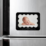 Ímã Anúncio de Nascimento de Quadro Moderno Negra<br><div class="desc">Íman de anúncio de nascimento moderno com a foto do seu bebê aninhada dentro de um quadro preto escalpado. Personalize o ímã de anúncio de nascimento preto adicionando o nome do seu bebê e informações adicionais em letras brancas.</div>