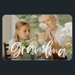 Ímã Apresentação Personalizada de Fotos Personalizada<br><div class="desc">Este ímã fotográfico com letras escritas à mão 'Vovó' pode ser facilmente personalizado com a sua própria fotografia favorita. Você também pode alterar a cor do texto para melhor corresponder à sua imagem.</div>