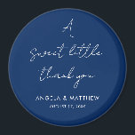 Imã Arranjo Elegante Moderno Obrigado<br><div class="desc">Compartilhe sua gratidão com um presente que eles vão amar. Nossa obrigado de casamento personalizada que você cola é a maneira perfeita de comemorar seu dia especial enquanto agradece a seus convidados por fazerem parte dele. Dê aos seus convidados um belo e prático lembrete do amor e alegria que você...</div>