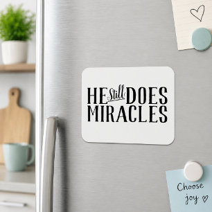 Ímã Arte Escritural Ele Ainda Faz Milagres Cristãos