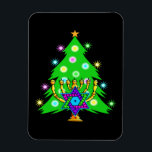 Ímã Árvore de Natal Chanukah Menorah<br><div class="desc">Natal e Chanucá sobre presentes para famílias inter-religiosas que celebram a alegria do Natal e a beleza de Chanukah. Apresentando a árvore e menorah do Natal com a estrela judia de David cercada por presentes de feriado em cartões de saudação, postagem, ideias de presentes e roupa para a família.</div>