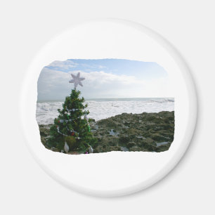 Imã Árvore de Natal contra rochas da praia