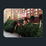 Ímã Árvore de Natal em Upper West Side Nova Iorque<br><div class="desc">Apresenta uma fotografia original de uma árvore de Natal no Upper West Side. Fotografado em Manhattan, Nova Iorque. Muitas outras fotografias da NYC e da natureza também estão disponíveis neste compro. Não vê exatamente o que está procurando? Entre em contato com Rebecca para ter um produto personalizado só para você!...</div>