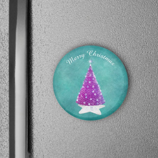 Imã Árvore de Natal Rosa Brilhante Estrelas Prateadas  (Shiny pink tree star rug silver ornament on Merry Christmas teal round magnet.)