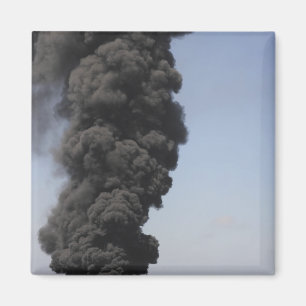 Imã As nuvens de fumo escuras e de fogo emergem