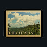 Ímã As viagens vintage de Catskills New York<br><div class="desc">O design de Catskills New York no estilo das viagens vintage que caracteriza uma opinião vasta da paisagem da natureza com árvores e montanhas.</div>
