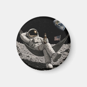 Imã Astronauta Relaxando com Cerveja na Lua