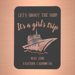 Ímã Atire na Rosa da Nave Cruise Group Girl<br><div class="desc">Este design foi criado através da arte digital. Pode ser personalizado na área fornecer ou personalizar escolhendo o clique para personalizar mais opções e alterando o nome, as iniciais ou as palavras. Você também pode alterar a cor e o estilo do texto ou excluir o texto de um design de...</div>