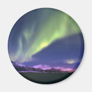 Imã Aurora Borealis acima de Lyngenfjorden Noruega