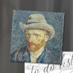 Imã Autorretrato | Vincent Van Gogh<br><div class="desc">Autorretrato com Felt Hat (1887), Cinza, do artista poste-impressionista holandês Vincent Van Gogh. Van Gogh frequentemente se usou como modelo para praticar pintura artística. É claro que ele estudou a técnica do pontilhismo, mas suas pinceladas não são sistemáticas e aplicou as marcas de forma única. Esta pintura é também uma...</div>