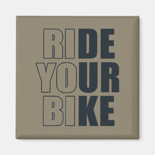 Imã aventura de bicicleta fora da montanha