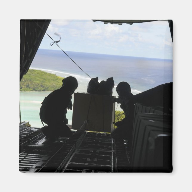 Imã Aviões empurram uma palete de mercadorias doadas (Frente)