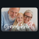 Ímã Avós com o Script Personalizado de Fotografia Pers<br><div class="desc">Este ímã fotográfico com letras escritas "Avós" pode ser facilmente personalizado com a sua própria fotografia favorita. Você também pode alterar a cor do texto para melhor corresponder à sua foto.</div>