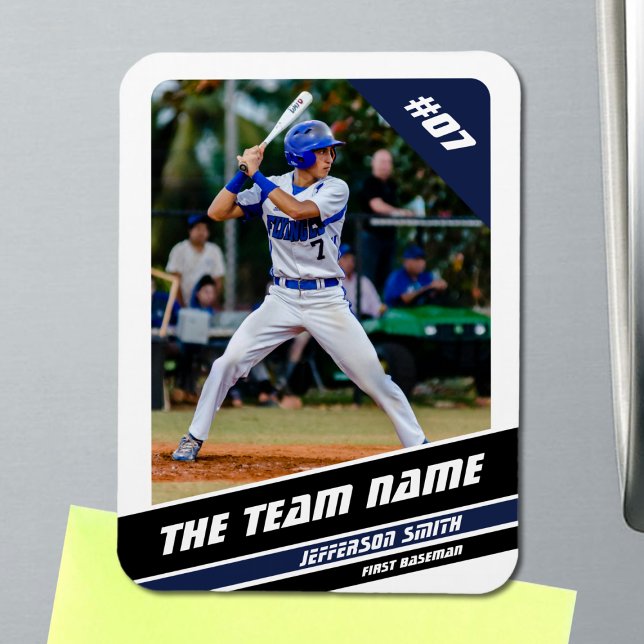 Ímã Azul branco personalizável do jogador de beisebol (Baseball Player Magnet in White with Custom Team Name and Black Blue Stripes)