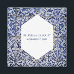 Imã Azulejos Russos Portugueses Favor de Casamento<br><div class="desc">Este design apresenta padrões azulejos portugueses russos. O texto do casamento é elegantemente enquadrado com uma forma geométrica branca e dourada. Azulejo único,  azul e branco,  favorece design com elementos modernos. Os convites de casamento e outros artigos de papelaria também estão disponíveis.</div>