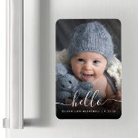 Ímã Baby Photo Hello White Script Birth Anúncio<br><div class="desc">Celebre a chegada de seu mais novo membro da família com este ímã flexível de manutenção, com a palavra "olá" em um roteiro elegante de escrita manual com balanços no começo e no fim. Personalize-o com o nome do bebê e a data de nascimento, e substitua a imagem de amostra...</div>