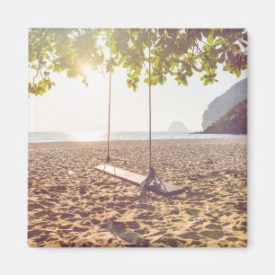 Imã Balanço na praia no por do sol