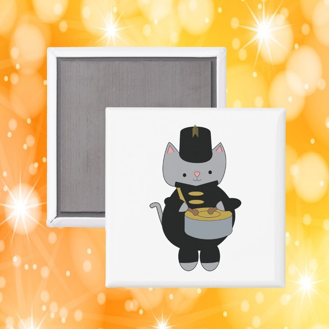 Imã Banda de Marcha Negra Tambor Preto (A magnet featuring a cat wearing a black & gold marching band uniform with a snare drum.)