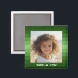 Imã Bandas Retroativas - Verde Natal - Foto Simples<br><div class="desc">Sombras de padrão de faixa verde com uma área de texto simples para um nome e data. Adicione seu instantâneo de selfie ou família favorito. Use uma foto para criar este presente de fotos pessoal e exclusivo. O plano de fundo inclui um padrão de faixa retrorreflectora com uma atualização moderna...</div>