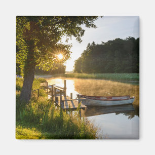 Imã Barco a remos amarrado no lago