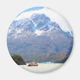 Imã Barco e montanhas, Patagonia, o Chile