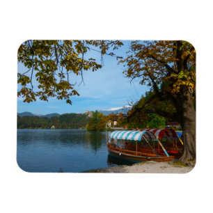 Ímã Barcos de turista no lago sangrado no outono