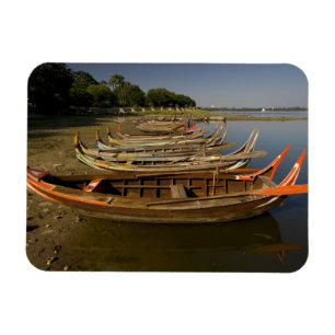 Ímã Barcos no lago entre Kyauktawgyi Paya e
