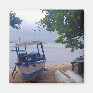 Imã Barcos parados na praia em um dia chuvoso