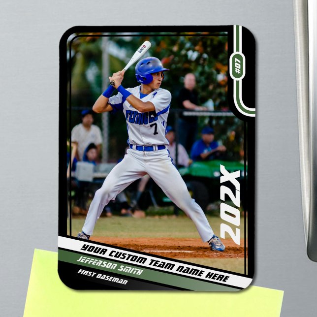 Ímã Baseball Player Verde Personalizado (Black Baseball Player Magnet with Custom Team Name and White Green Stripes)