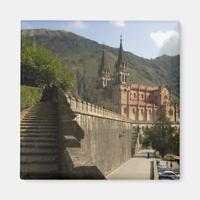 Imã Basílica de Covadonga, noroeste da Espanha. (Frente)